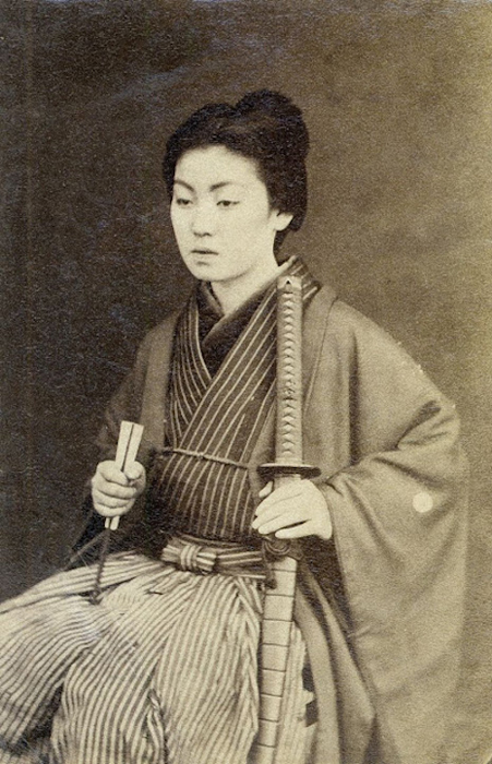 Онна-бугэйся - женщина-самурай.