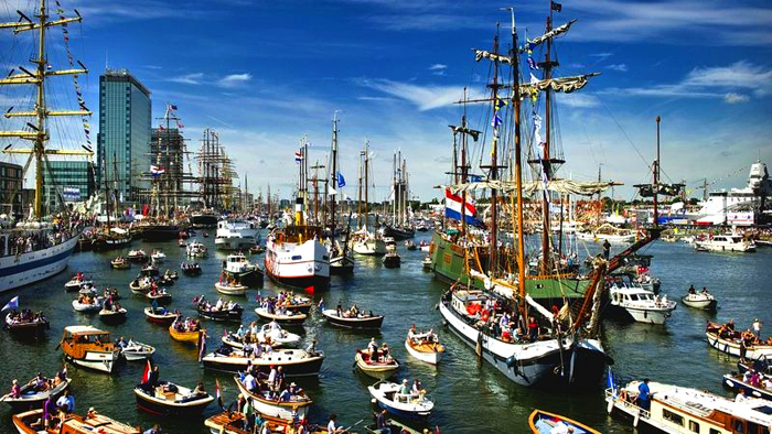 Тысячи судов собираются в бухте Эй на севере Амстердама.