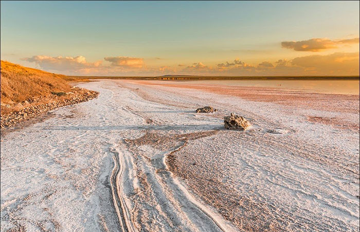Благодаря розовому цвету соли местный пейзаж выглядит совершенно нереально. Фото: Сергей Анашкевич.