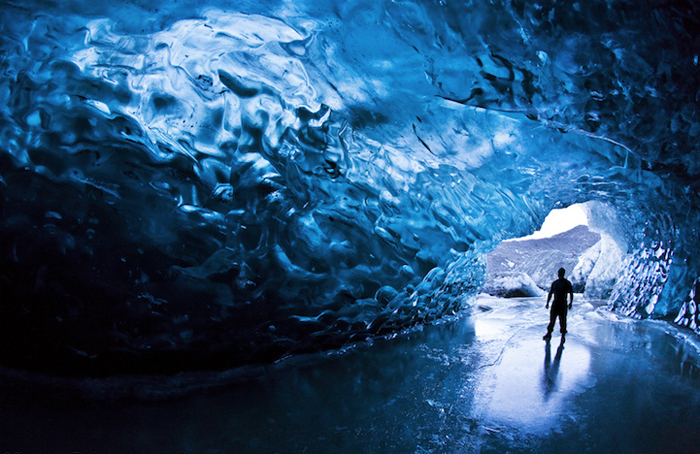 Глубокий синий цвет ледяных пещер.