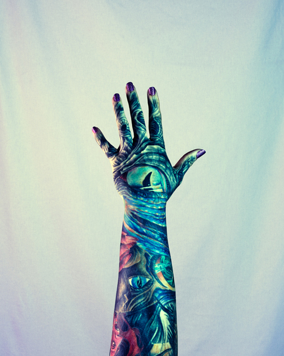 Татуированная рука.