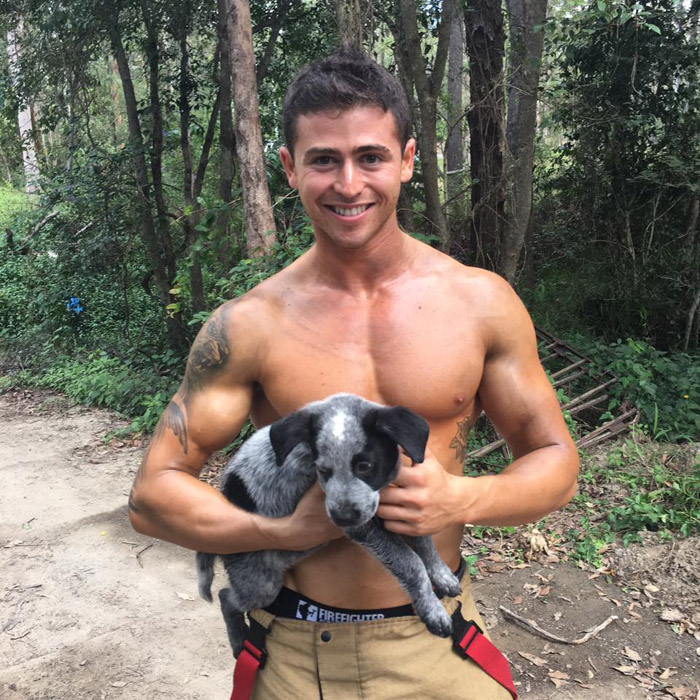 Пожарный и спасенный щенок.