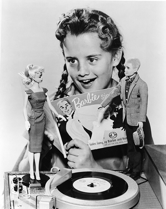 Маленькая Барбара Хэндлер играет в куклу Барби.