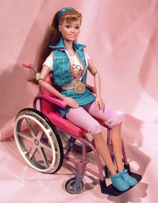 Барби в инвалидной коляске.