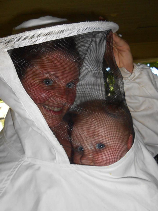 Эмили и вся ее семья занимается пчелами уже несколько лет.