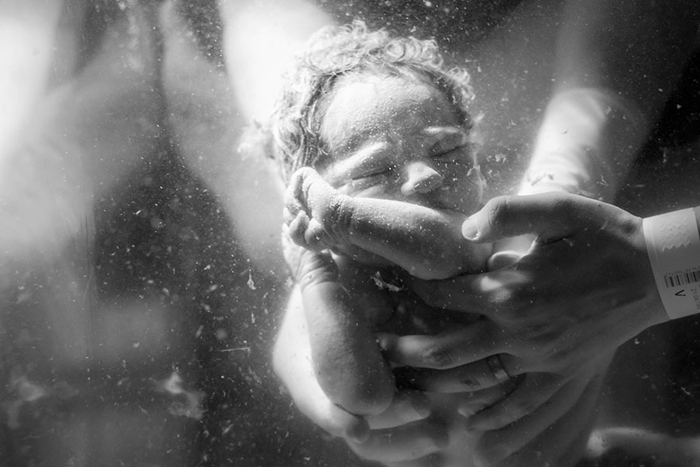 Победитель конкурса *Рождение под водой очаровательного кучерявого ребенка*. Автор фото: Marijke Thoen Geboortefotografie.