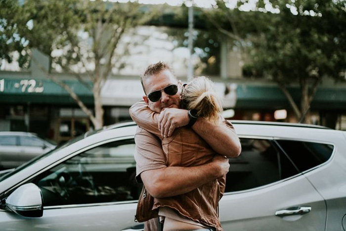 Роб обнимает Стефани после того, как он подвез ее к магазину свадебного платья, где у нее назначена встреча с семьей.  Фото: James Day.