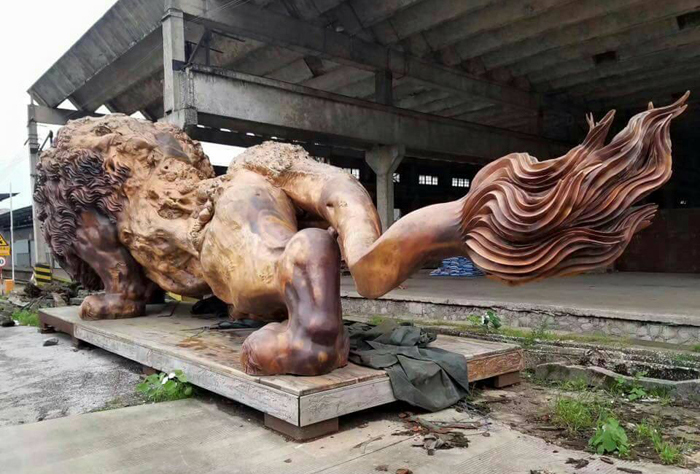 Самый большой в мире деревянный лев: огромная скульптура, вырезанная из цельного дерева