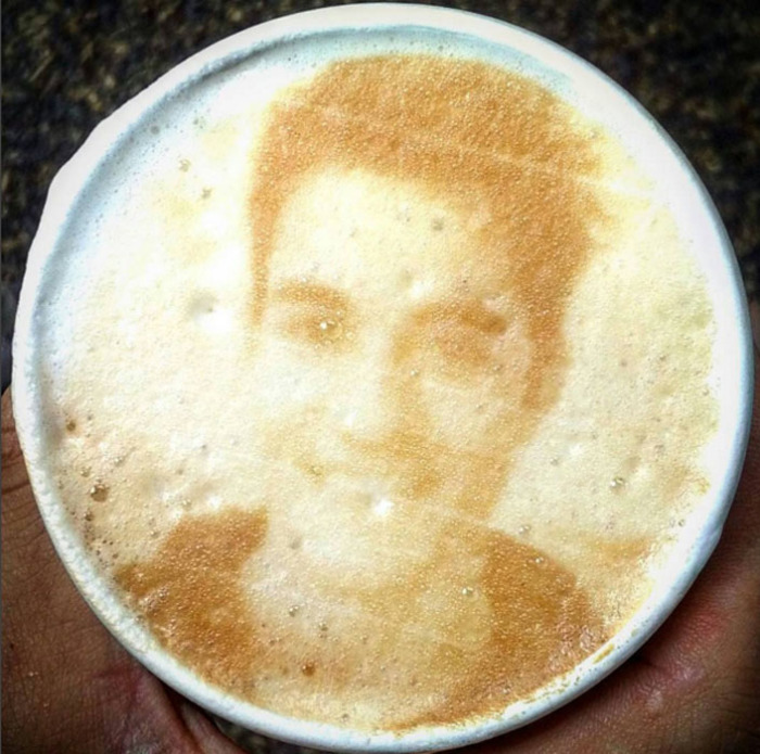 Селфи на чашке с кофе. Instagram coffeeripples.