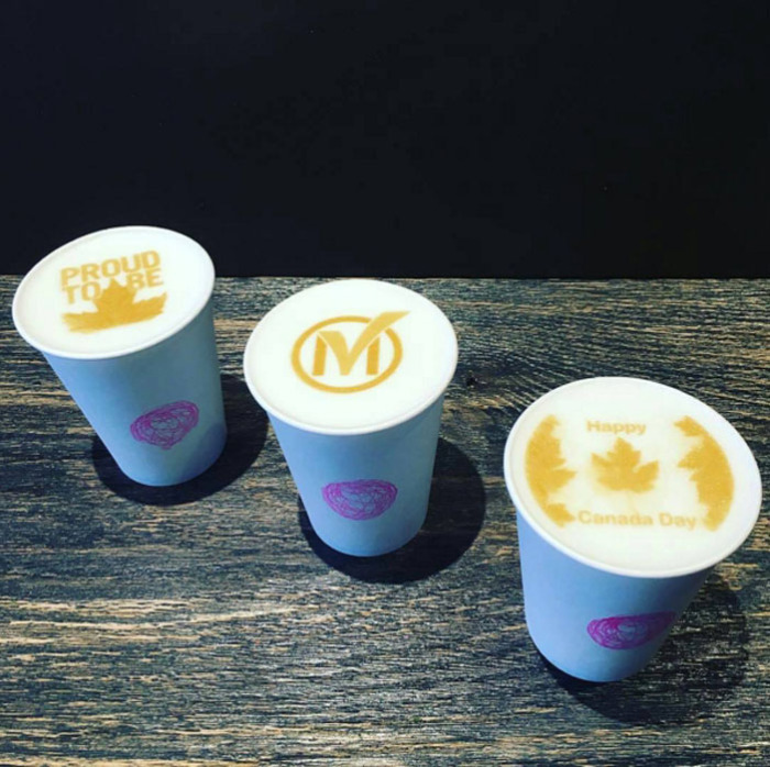 Кофепринты в честь дня Канады. Instagram coffeeripples.