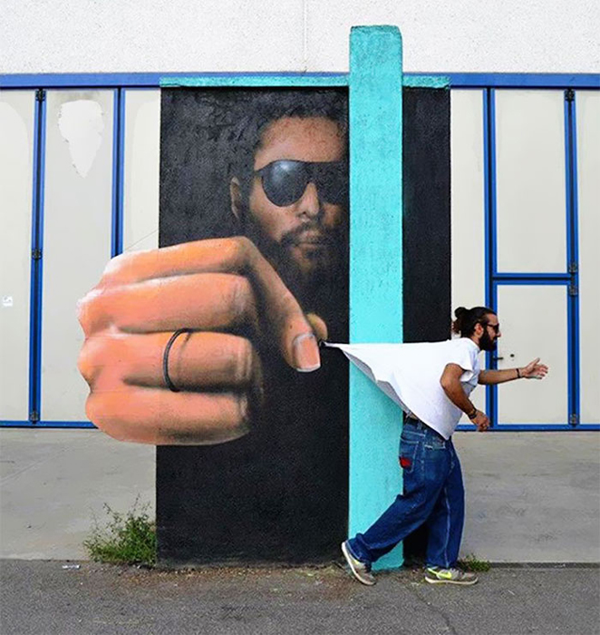 *Цепляющее* граффити уличного художника из Милана.