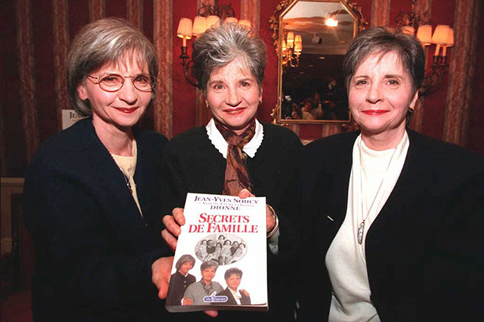 в 1995 году Ивонн (слева), Аннетт (в центре) и Сесиль (справа) позируют вместе с книгой, в которой описана их жизнь.
