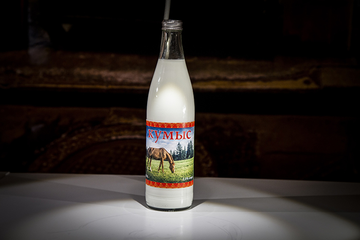 Кумыс - кисломолочный ферментированный напиток из кобыльего молока, популярный в Азии.