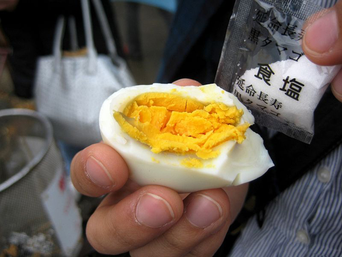 Сваренный вкрутую яйца из долины Owakudani.