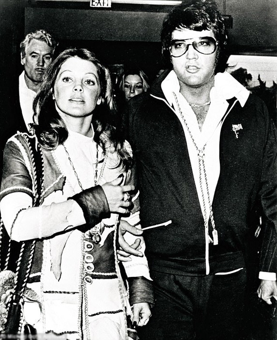 В 1973 году Элвис и Присцилла развелись, оставшись в дружеских отношениях. На снимке пара в зале суда.
