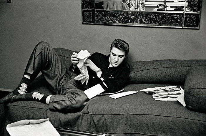 1957 год, Элвис читает записки от фанаток.