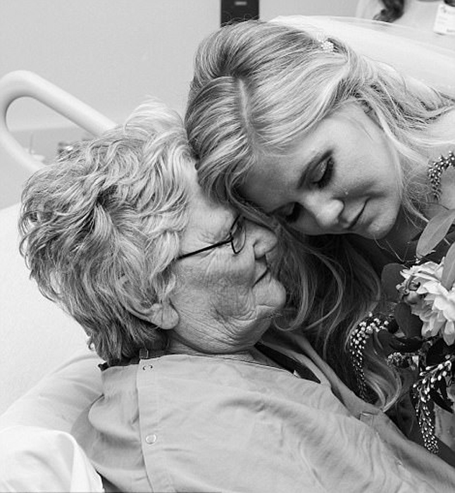 Внучка приехала к бабушке в больницу в день своей свадьбы. Фото: Pink Shutter Photo.