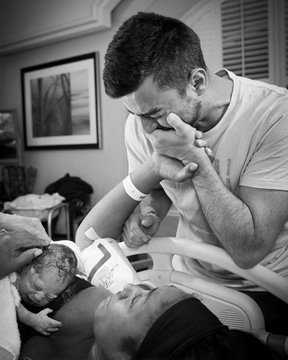 В момент рождения ребенка, появляется также и отец. Именно в этот момент и происходит настоящая магия. Instagram dontforgetdad.