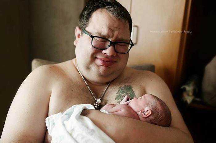 Татуировка на груди у мужчины знаменует тяжелую утрату первого ребенка, и теперь новорожденная дочь прижимается к сердцу своего отца. Instagram dontforgetdad.