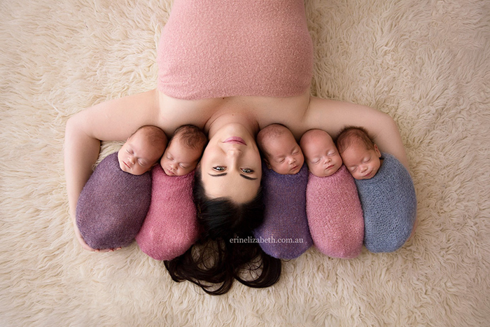 Ким Таччи и ее пять новорожденных малышей. Фото: Erin Elizabeth Photograpy.