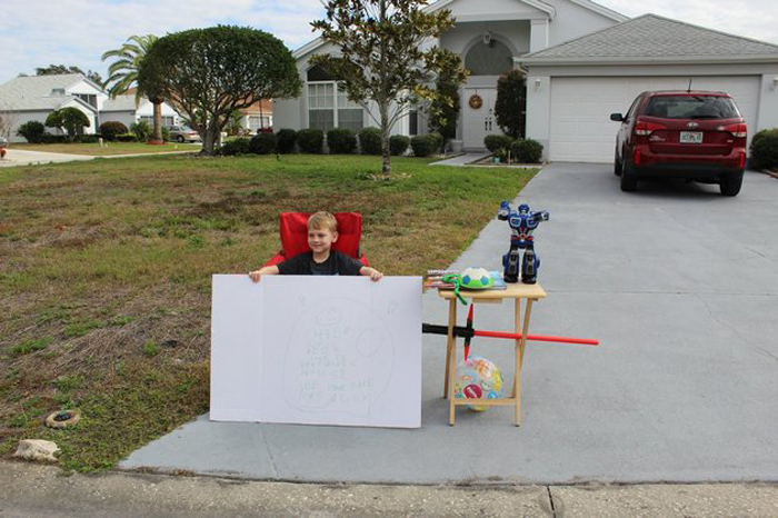 Блейк организовал стенд на улице, чтобы отдать нуждающимся свои игрушки.