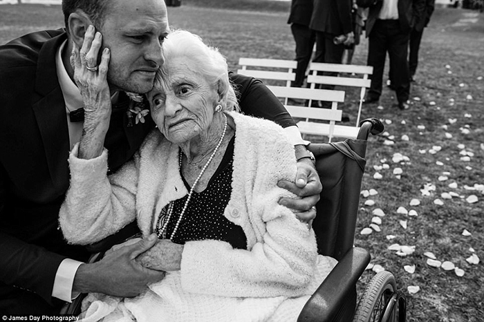 Кори Данлоп со своей бабушкой. Фото: James Day.