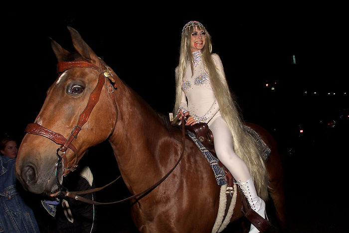 Хайди использовала целомудренную версию костюма Леди Годивы, зато ее аксессуар - лошадь - был более чем впечатляющим.