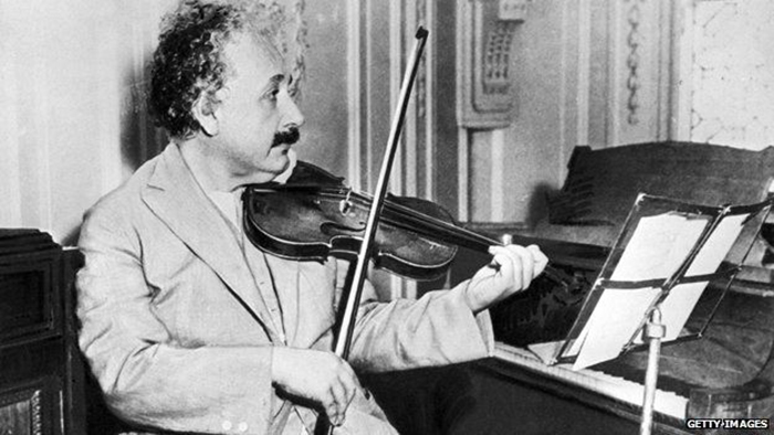 Альберт Эйнштейн играет на скрипке.