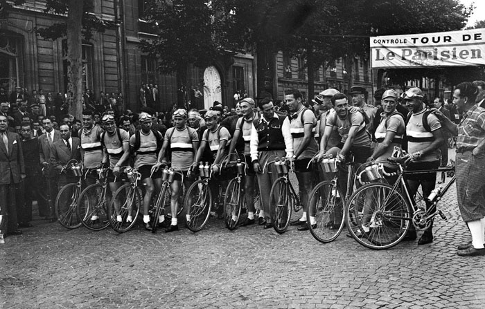 Французская национальная команда позирует перед началом гонки в 1947г.