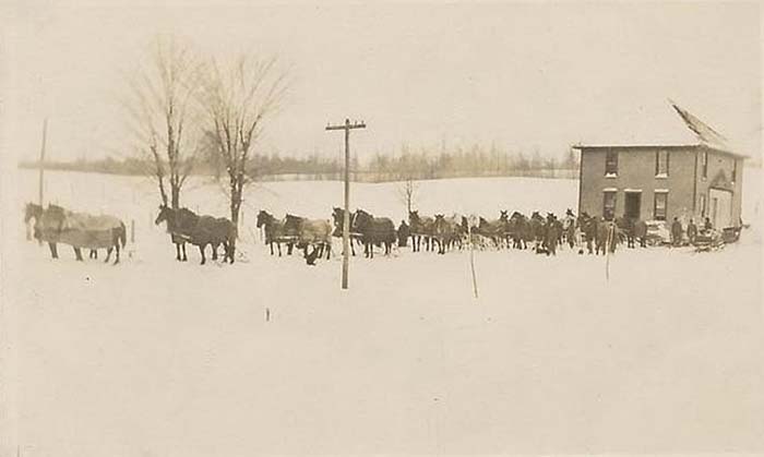 1909 год, 24 запряженные лошади перевозят двухэтажный дом зимой.