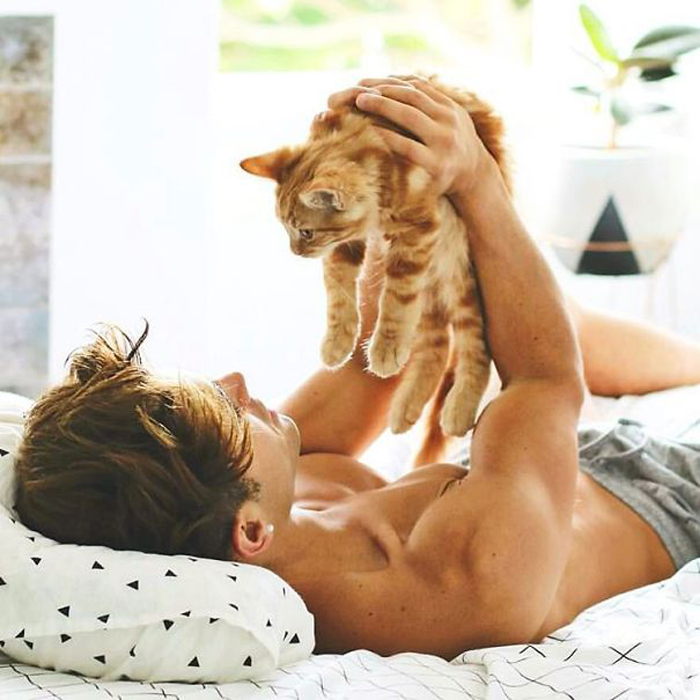 "Горячие парни с котятами": супер-популярный аккаунт в Инстаграме...