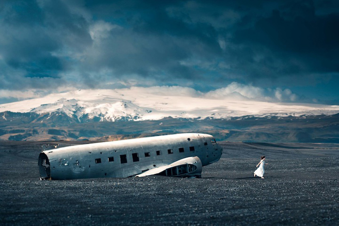 Нажми вперед. Уитни Джастесен на фоне упавшего самолета на юге Исландии.