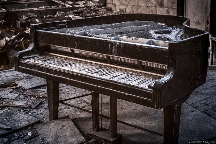 Постепенно сгнивающий рояль в концертном зале Припяти. Фото: Vladimir Migutin.