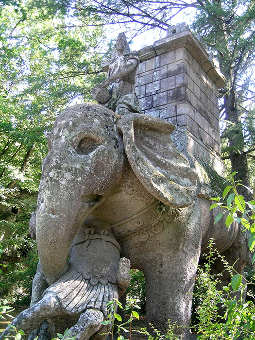 Скульптура слона.
