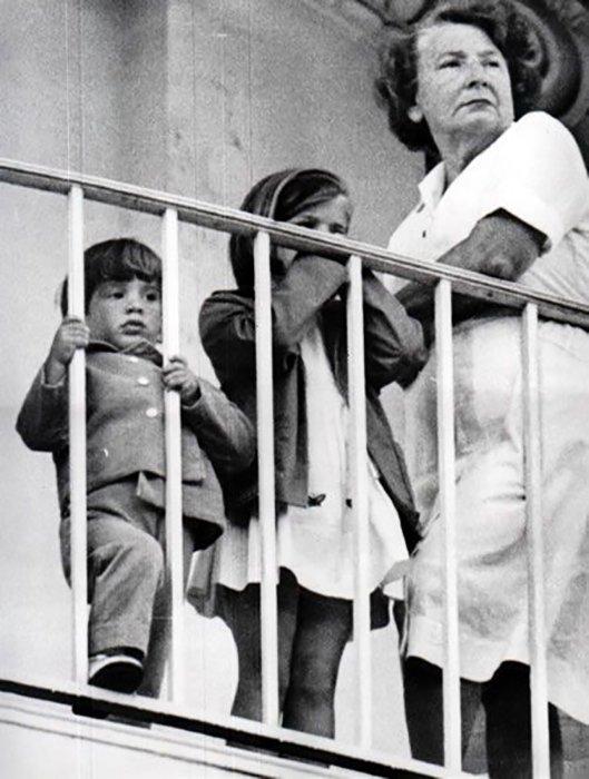 Мод Шоу с детьми Кеннеди.