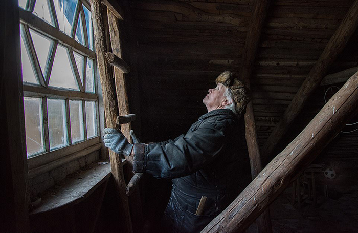 Дому, в котором живет Люська, уже 130 лет, и она сама его чинит.