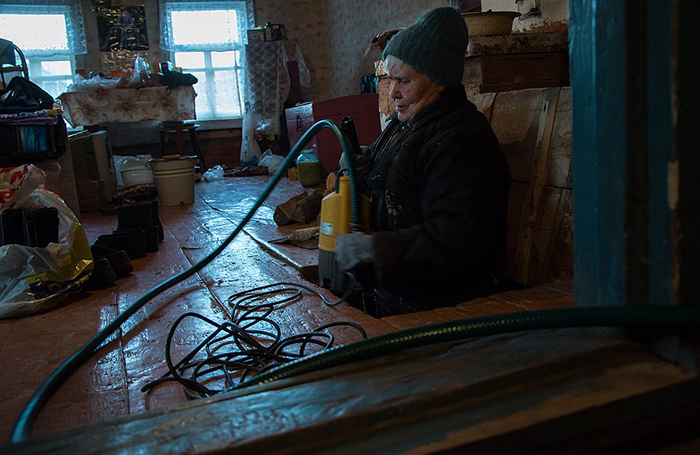 Люська спускает в подпол, где у нее хранится консервация.