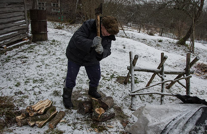 Люська встает каждый день в 4 утра и первым делом идет во двор наколоть дров.