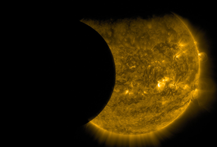 Двойное затмение. Луна (слева) и Земля (сверху) на фоне Солнца. Вид из Обсерватории динамики Солнца, 13 сентября 2015 г.  Край Земли кажется размытым из-за атмосферы.