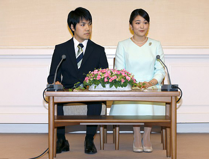 На прессконференции принцесса Мако рассказала о том, как познакомилась со своим женихом.