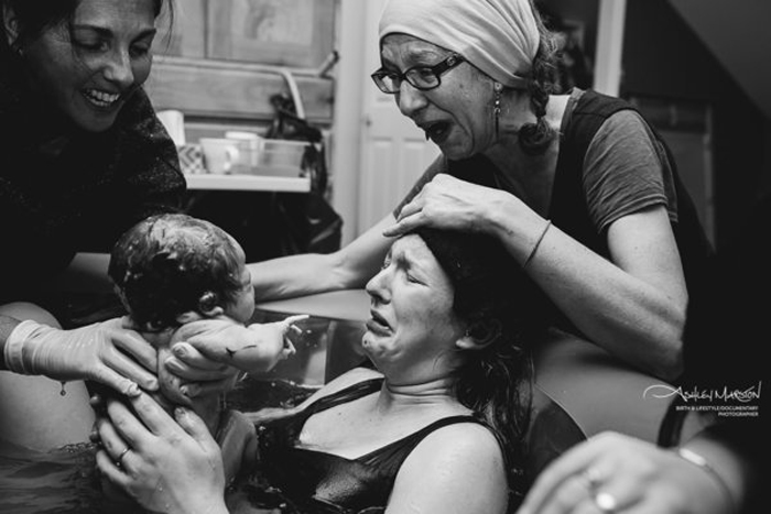После всей силы и поддержки, которую она дала своей дочери, пока та рожала, наконец-то можно было расслабиться. Она упала на колени и ее полностью захватили эмоции. Мне самой было трудно сдержаться. Фото: Ashley Marston Photography.