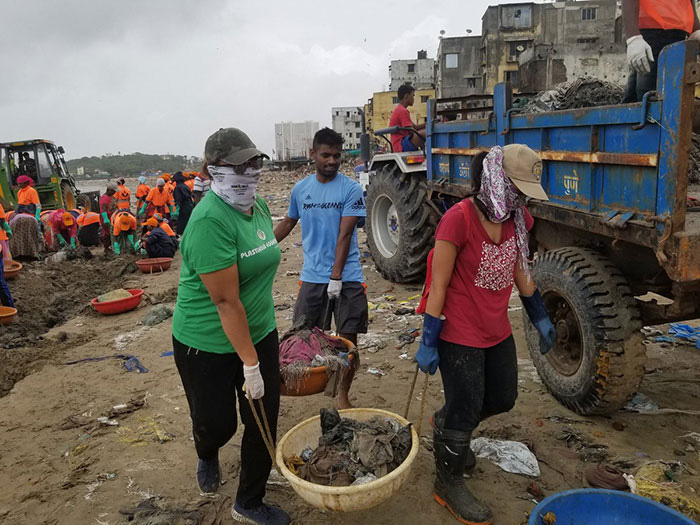 Местный юрист и активист организовал волонтерское движение за очистку пляжа.