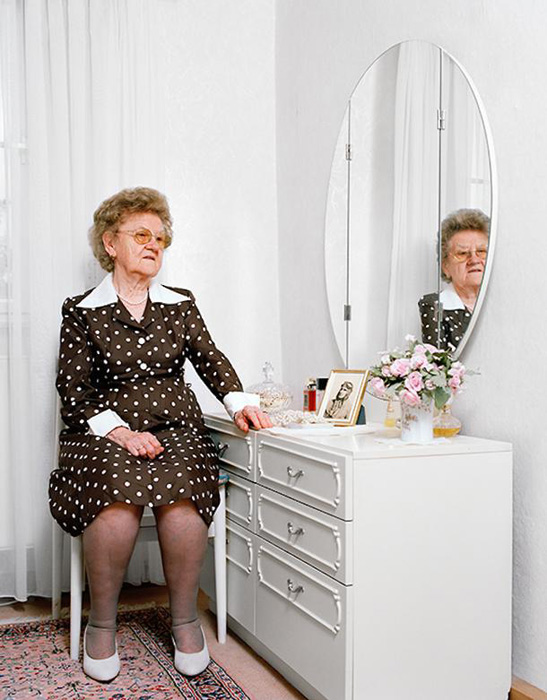 Бабушка: у зеркала.
