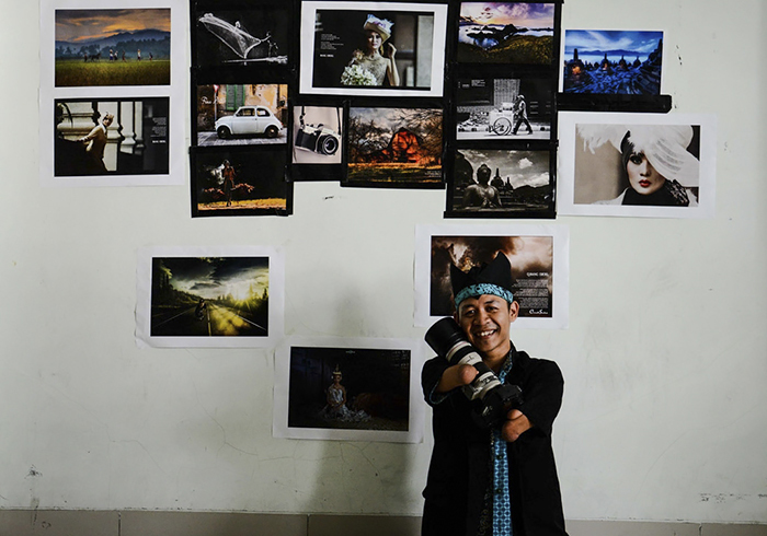 Индонезиец на фоне своих работ.