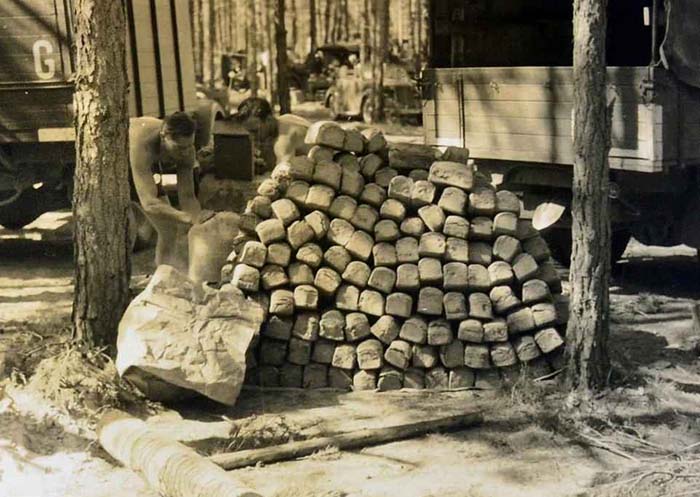 Два немецких солдата складывают буханки хлеба, которые привезли в военную часть в 1941 году.