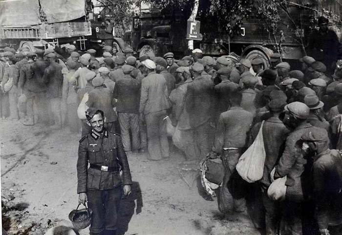 Мирных жителей организованно выводят из города немецкие войска. 