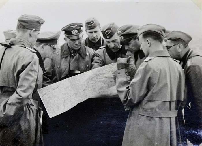 Гейнц Гудериан (третий слева) и немецкие офицеры изучают карту во время нападения на СССР.  