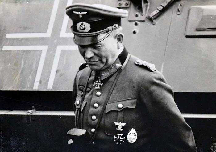 Генерал Гейнц Гудериан на фоне своего автомобиля.