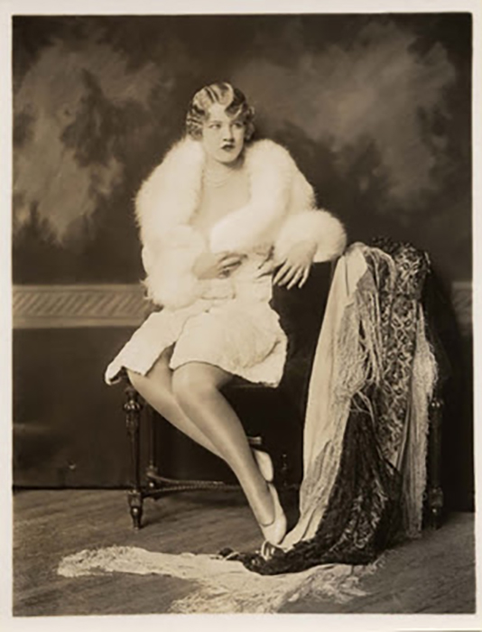 Пичес построила карьеру как актриса водевиля.