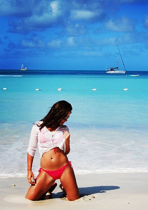 Эмили на острове Антигуа в Карибском море.  Instagram pilotemilie.